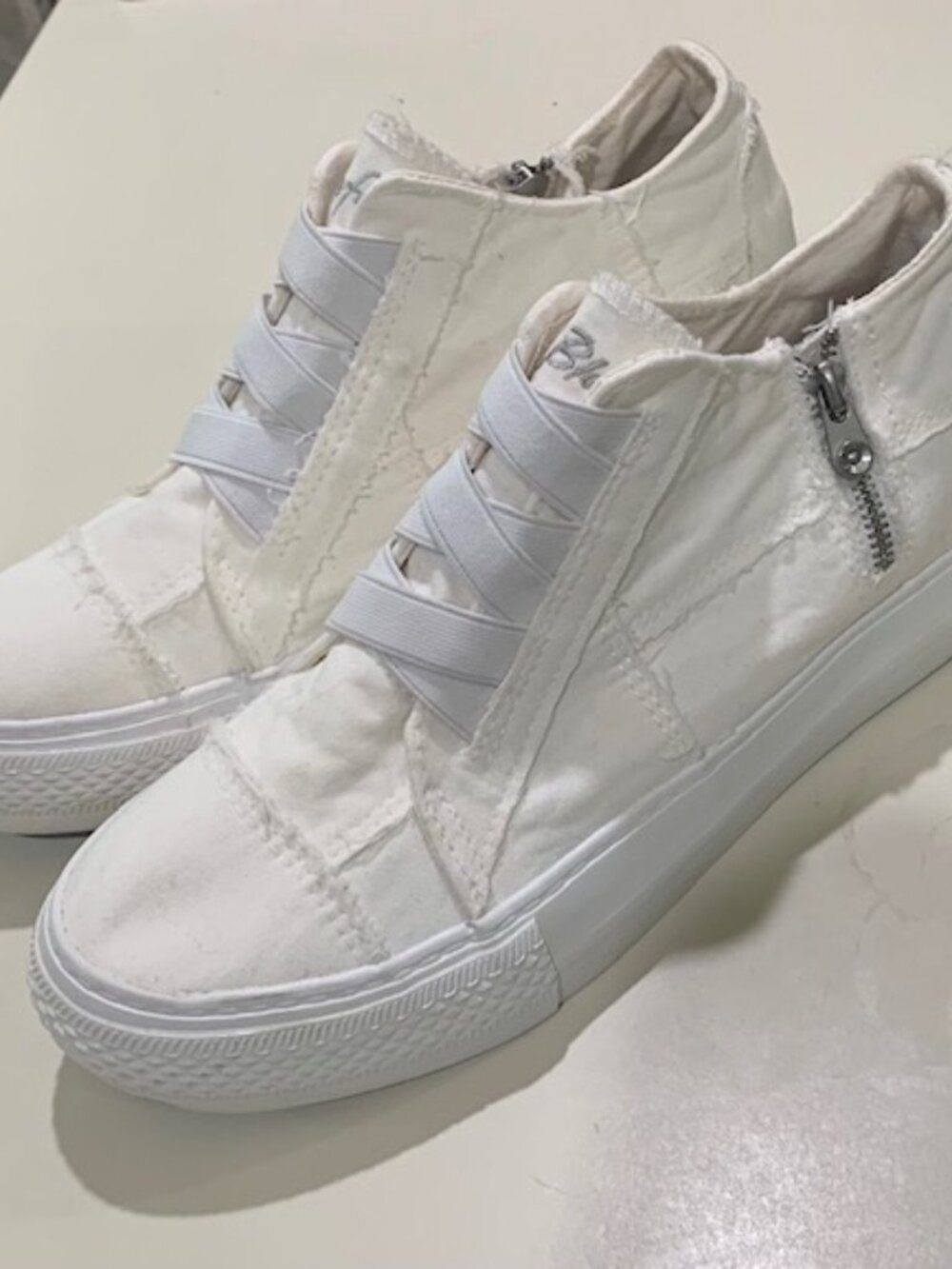 NEW Blowfish Malibu White Women's Slip On SNEAKERS Sz 10 Canvas Low Top Shoes